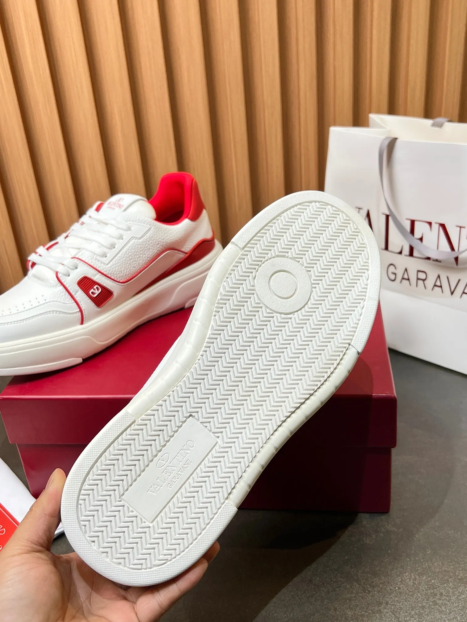 👟👟Ex-factory price 680👟👟 𝑽𝒂𝒍𝒆𝒏𝒕𝒊𝒏𝒐Valentino 𝑶𝒏𝒆𝑺𝒕𝒖𝒅 Couple's sneaker series Valentino 2025 latest couple's sneakers same style for celebrities Hot sale. The original ZP was purchased and dismantled. Repeated printing and modification. Trying to restore the original version 1:1! Top luxury masterpiece, soft and comfortable, combining fashion and leisure, bringing excellent and elegant texture and excellent on-foot comfort. Top purchasing version upper: imported calfskin surface/original oil edge craftsmanship. Lining: water-dyed cowhide lining. Outsole: original development 𝐓𝐏𝐔 two-color combination outsole. Packaging: original configuration complete package. Code number: 34-44